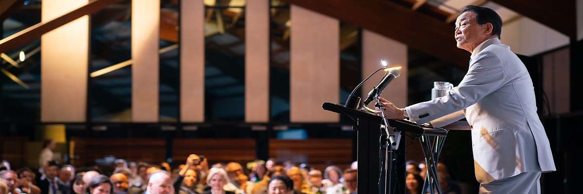 Taro Aso hält eine Rede in einem Auditorium